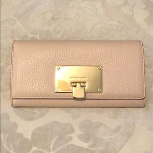 Michael Kors Carry all Wallet